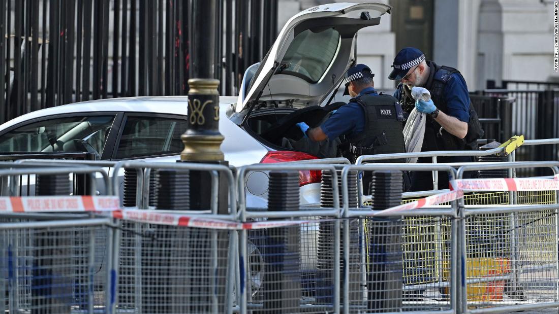 車内の捜査を行う警官/Justin Tallis/AFP via Getty Images