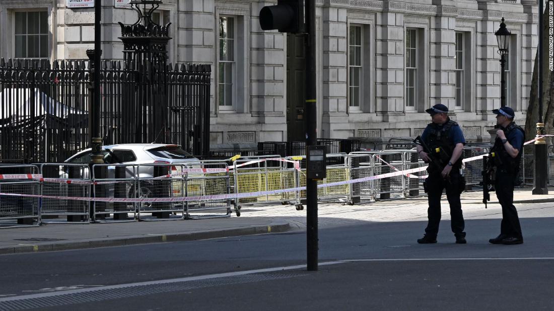 衝突した車の付近を警戒する警官＝２５日、車衝英ロンドン/Justin Tallis/AFP via Getty Images