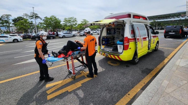機体は無事に着陸したものの、過呼吸のため病院に搬送された乗客も複数いた/Daegu Fire Department