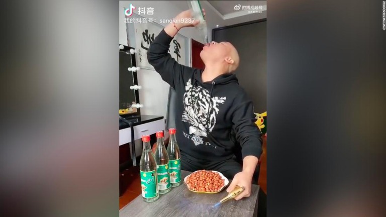 中国で、ＳＮＳのインフルエンサーがライブ配信で強い酒を何本も飲んだ後、死亡した/sanqian9237/Douyin