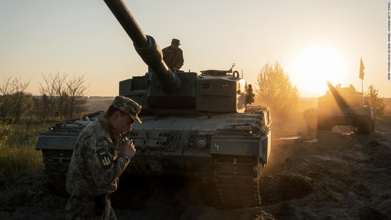 ドイツ製の「レオパルト２」戦車の訓練を行うウクライナ軍兵士/Serhii Mykhalchuk/Global Images Ukraine/Getty Images