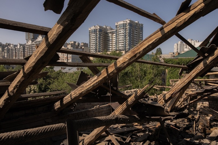 ドローン攻撃で被害を受けた住宅の屋根＝２８日、キーウ/Roman Pilipey/Getty Images