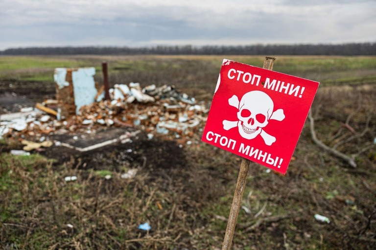 ロシアによる侵攻が始まって以降、ウクライナの市民は地雷や爆発性戦争残存物による被害を受けている/Sameer Al-Doumy/AFP/Getty Images