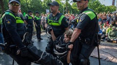 道路封鎖の活動家１５００人あまり逮捕　オランダ