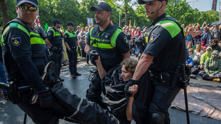 化石燃料への補助金廃止を求めて抗議デモを行う活動家＝２７日、オランダ・ハーグ/Michel Porro/Getty Images