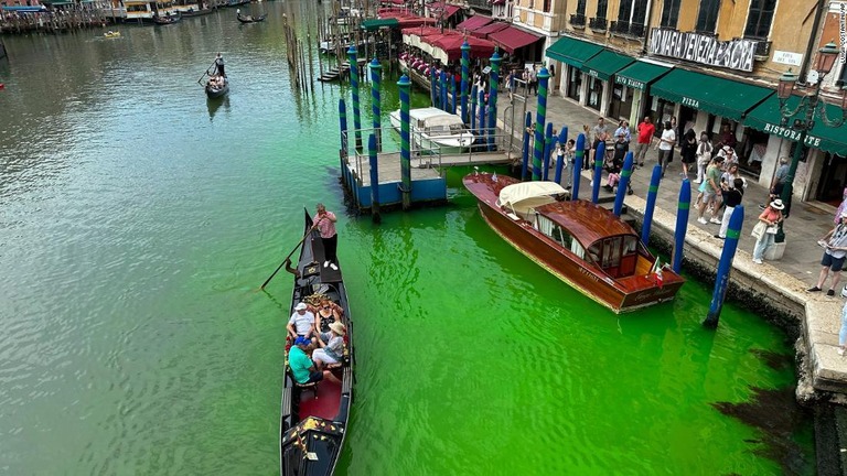 イタリア・ベネチアの大運河の水が緑色になり、当局が調査を行っている/Luigii Costantini/AP