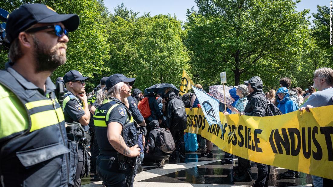警察官と対峙するデモ隊=27日、オランダ・ハーグ/Oscar Brak/NurPhoto/Getty Images