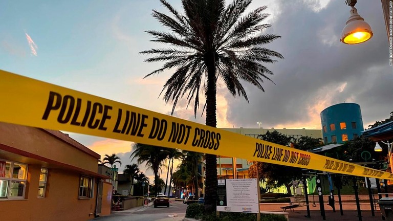 米フロリダ州ハリウッドの海岸通りで発砲があり、警察が出動した/Mike Stocker/South Florida Sun-Sentinel/AP