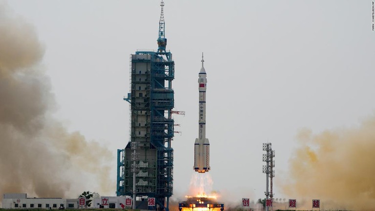 酒泉衛星発射センターからロケットで飛び立つ中国の有人宇宙船「神舟１６号」/Mark Schiefelbein/AP