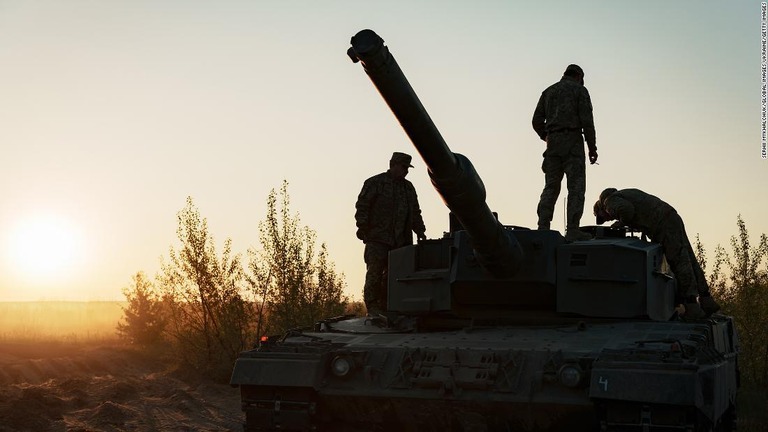 ドイツ製主力戦車「レオパルト２」の訓練を行うウクライナ軍/Serhii Mykhalchuk/Global Images Ukraine/Getty Images