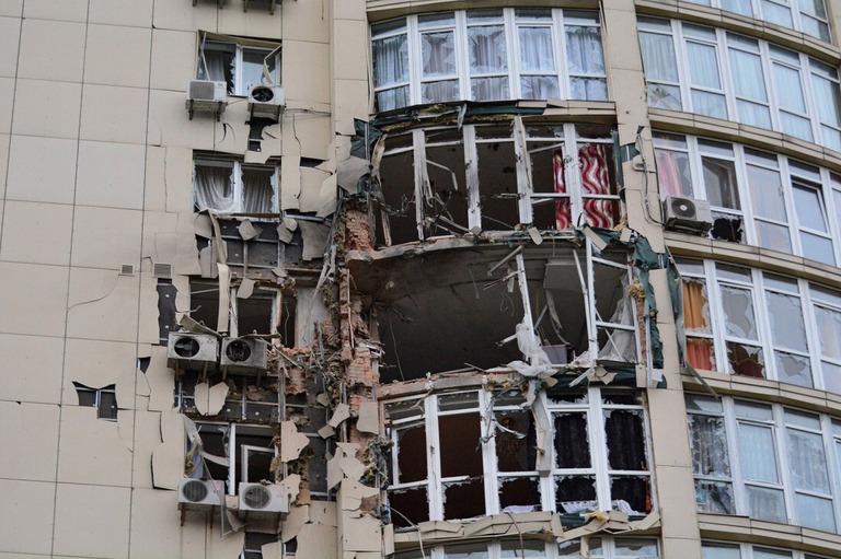 住居ビルの窓やファサードが破損した様子。イラン製ドローン「シャヘド」を使ったロシアの攻撃による被害とみられている＝８日、キーウ/SOPA/Alamy/AP