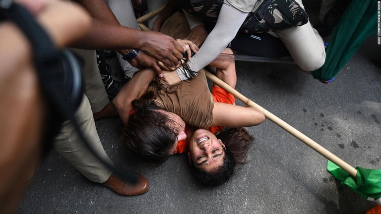 レスリング連盟会長による性的嫌がらせ被害を訴えて抗議運動を展開していた女子選手が警察に拘束された/Arun Thakur/AFP/Getty Images