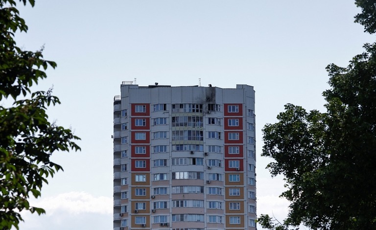 ドローン（無人機）攻撃で損傷した建物＝３０日、ロシア・モスクワ/Maxim Shemetov/Reuters