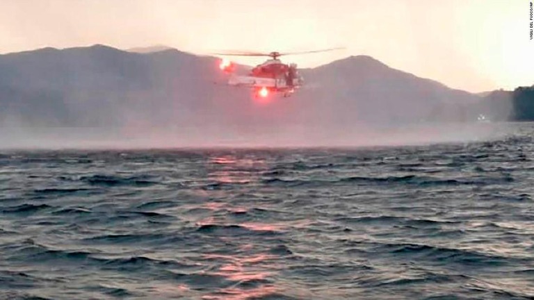 事故現場となったマッジョーレ湖では潜水士やヘリコプターが出動して捜索救助活動にあたった/Vigili Del Fuoco/AP