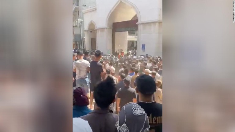 モスクのドームや尖塔の撤去を図る当局に抗議する中国のイスラム教徒、回族の人々/Twitter/@majuismail1122