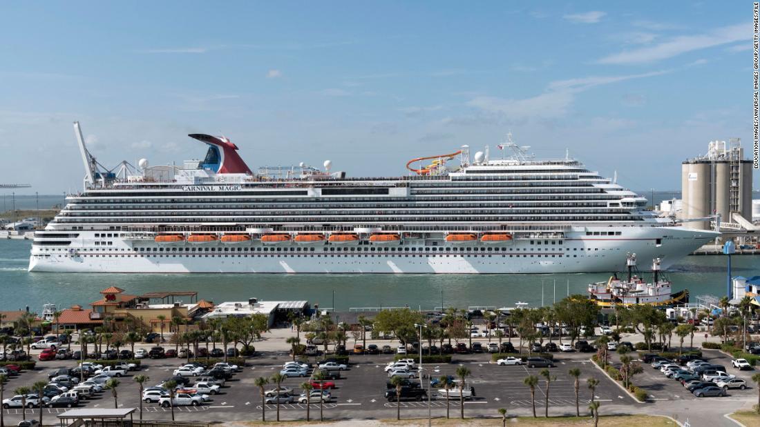 米フロリダ州のポート・カナベラルを出航するクルーズ船「カーニバル・マジック」/Education Images/Universal Images Group/Getty Images/File