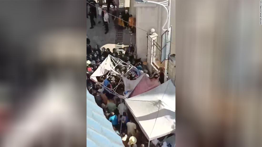 モスク前で警察と住民の衝突が発生/Twitter/@majuismail1122