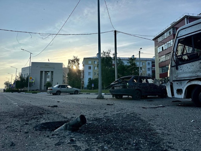 大規模攻撃を受けて損傷した道路＝３１日、ロシア・ベルゴロド州/Governor of Russia's Belgorod Oblast