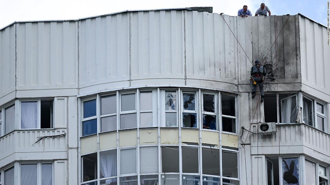 ドローン攻撃によるモスクワの集合住宅の損傷を調査する専門家/Kirill Kudryavtsev/AFP/Getty Images
