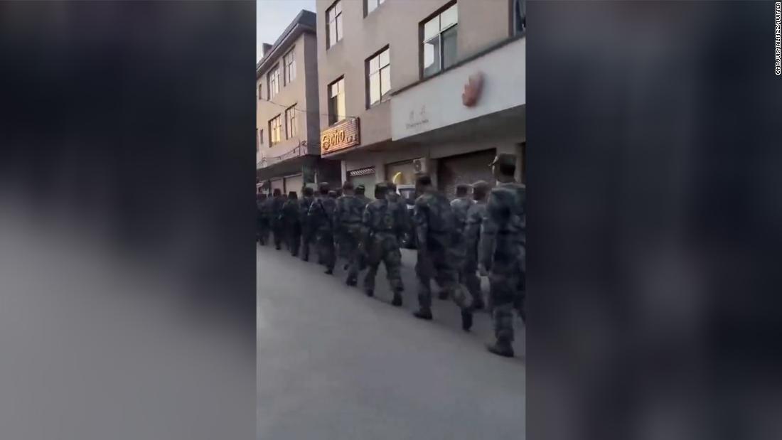 CNNが位置を確認したオンライン映像のスクリーンショット。武装警察がモスクへの道を行進する様子とみられる/@majuismail1122/Twitter