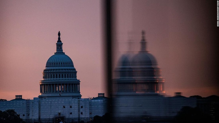 米議会下院で、債務上限の適用を一時的に停止する法案が可決した/Samuel Corum/AFP/Getty Images