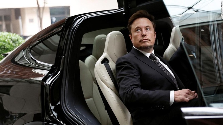 米ＥＶ大手テスラを率いるイーロン・マスクＣＥＯが、世界長者番付の首位に返り咲いた/Tingshu Wang/Reuters