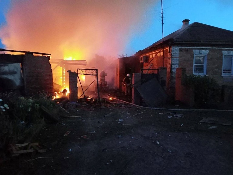 ベルゴロド州の村で砲撃後の消火活動に当たる消防士ら/Vyacheslav Gladkov/Telegram/Reuters