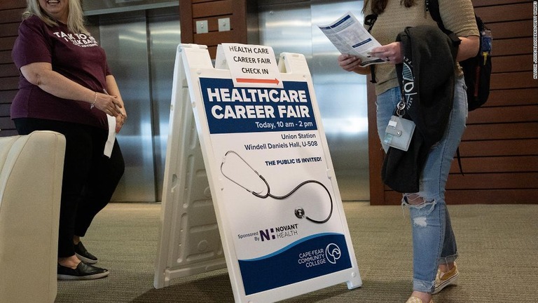 医療業界の求職求人フェアの看板＝米ノースカロライナ州ウィルミントン/Allison Joyce/Bloomberg/Getty Images