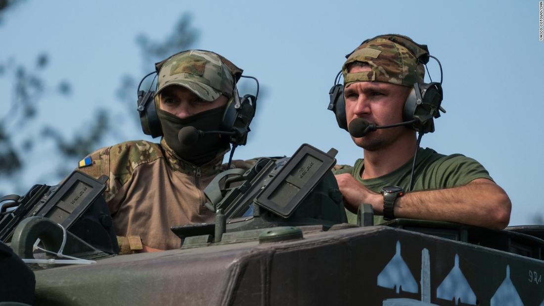 右がオレフ氏。ウクライナ軍は今や、あらゆるタイプのロシアのミサイルを破壊できると語る/Vasco Cotovio/CNN