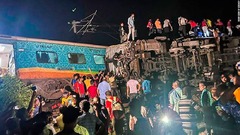 インドで列車３本が絡む衝突事故　２０７人死亡、９００人負傷