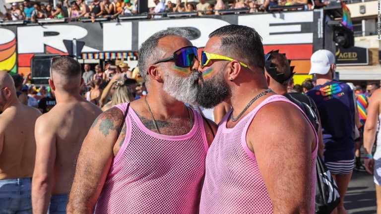 性の多様性を訴えるプライドイベントに参加する男性ら＝スペイン・マスパロマス/Europa Press/Getty Images