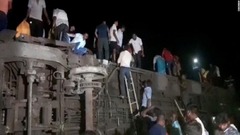 インド列車衝突事故、死者３００人に迫る
