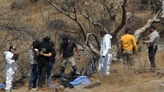 人間の遺体入ったカバン４５個を発見、メキシコの渓谷
