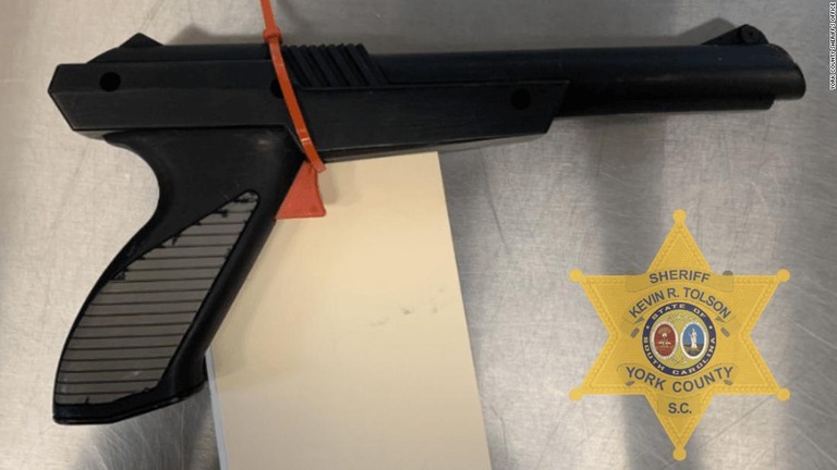 ゲームコントローラーの「光線銃」を本物の銃に見せかけてコンビニに押し入った男が逮捕された/York County Sheriff's Office
