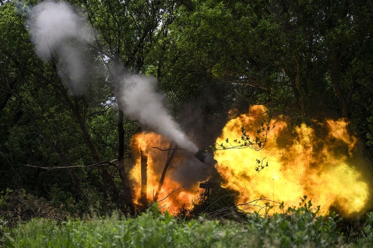 砲撃を行ウクライナ軍＝５月２８日、ウクライナ・バフムート近郊/Muhammed Enes Yildirim/Anadolu Agency/Getty Images