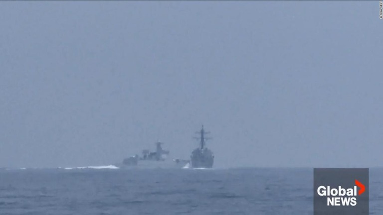 米中の軍艦の「ニアミス」を捉えた映像/Global News