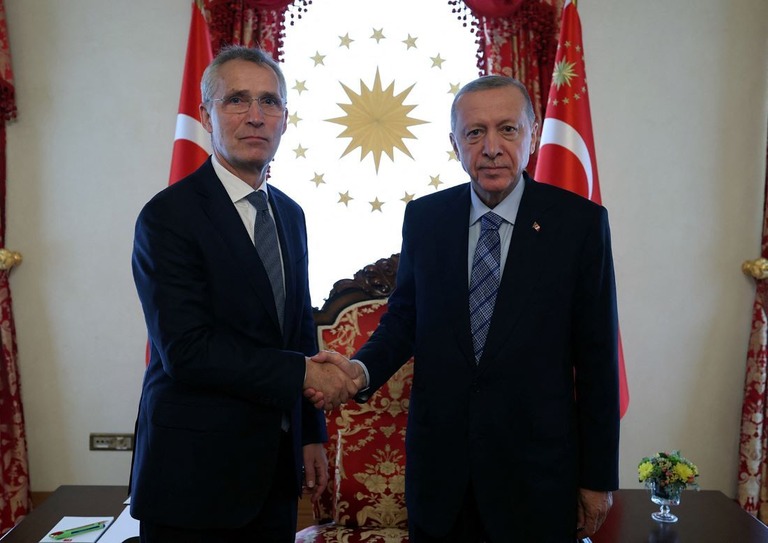 ４日、訪問先のトルコ・イスタンブールで同国のエルドアン大統領と握手をするＮＡＴＯのストルテンベルグ事務総長（左）/Murat Cetinmuhurdar/PPO/Reuters