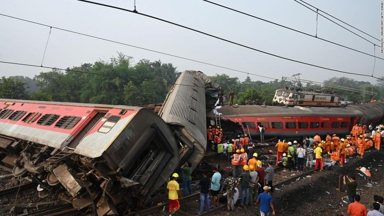 壊れた車両で捜索を行う作業員/Dibyangshu Sarkar/AFP/Getty Images