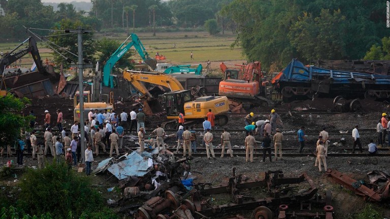 死者２７５人、目撃者が語る列車事故の惨状　信号故障が原因か　インド