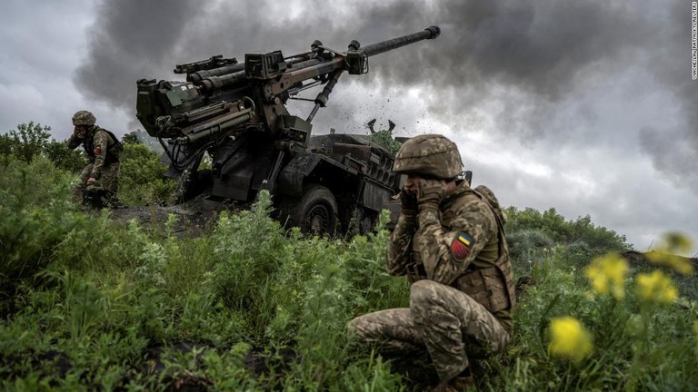 ロシア軍に向けてカエサル榴弾砲を撃つウクライナ軍兵士＝５月３１日、ドネツク州・アウディーイウカ/Viacheslav Ratynskyi/Reuters