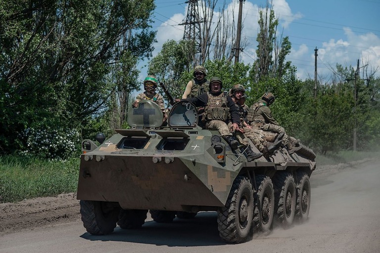 装甲兵員輸送車で移動するウクライナ軍兵士＝５日、ウクライナ・バフムート近郊/Iryna Rybakova/AP