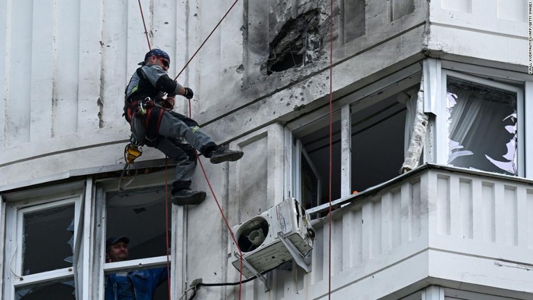 モスクワでのドローン攻撃の報告を受け、集合住宅の損傷を調べる専門家/Kirill Kudryavtsev/AFP/Getty Images