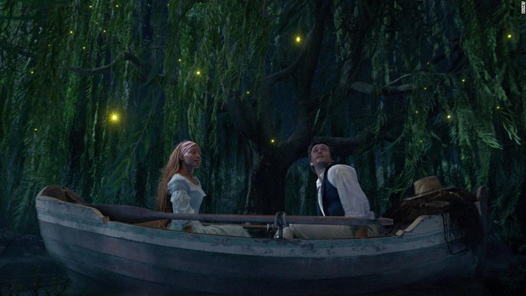 アリエルとエリック王子が登場する「リトル・マーメイド」の一場面/Disney
