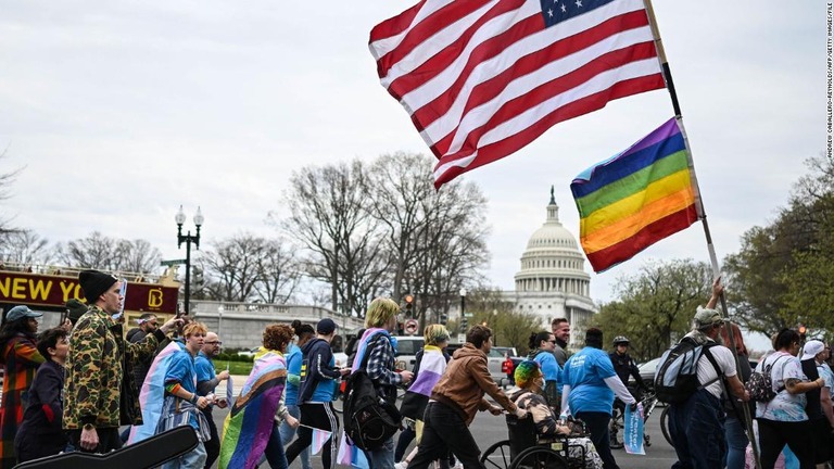 性的少数者の権利擁護を掲げる活動家が米連邦議会に向けて行進する様子/Andrew Caballero-Reynolds/AFP/Getty Images/File