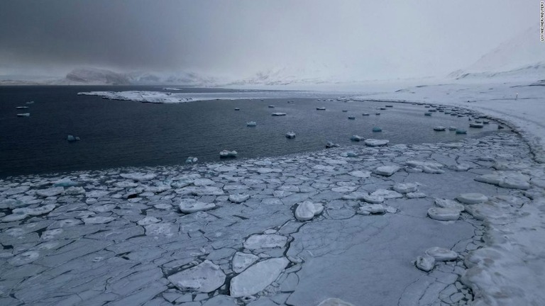 北極圏のノルウェー領スバールバル諸島の海氷＝４月６日/Lisi Niesner/Reuters