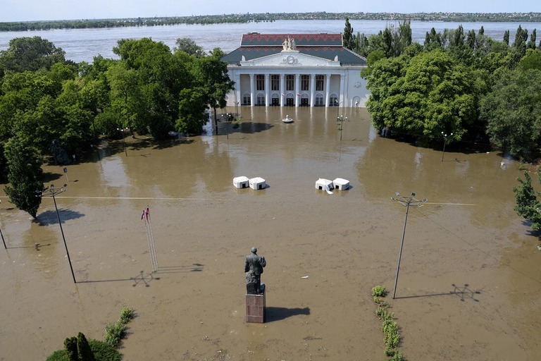 ヘルソン州ノバカホウカの冠水した通り＝６日/Alexey Konovalov/TASS/Reuters