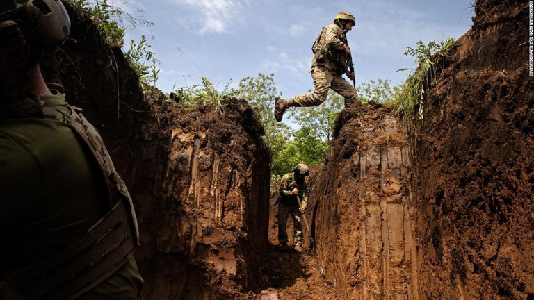 東部ドネツク州に掘られた塹壕を飛び越えるウクライナ軍の兵士/Tyler Hicks/The New York Times/Redux