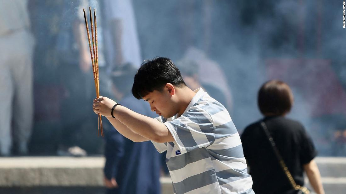 高考を前に寺院で好結果を祈る学生＝瀋陽市
/STR/AFP/Getty Images