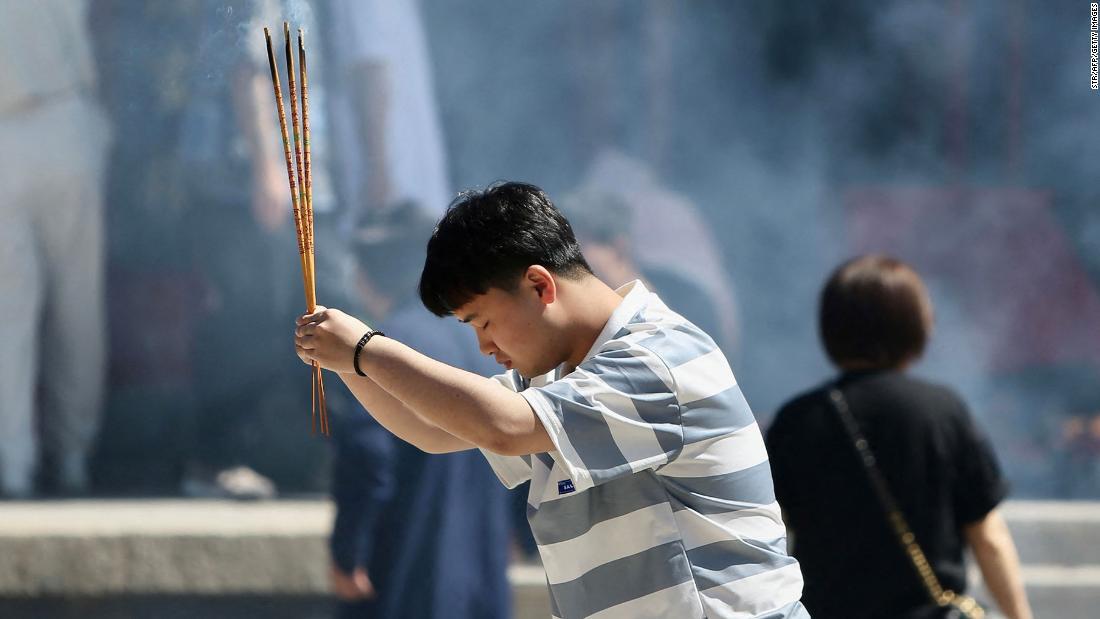 高考を前に寺院で好結果を祈る学生=瀋陽市
/STR/AFP/Getty Images