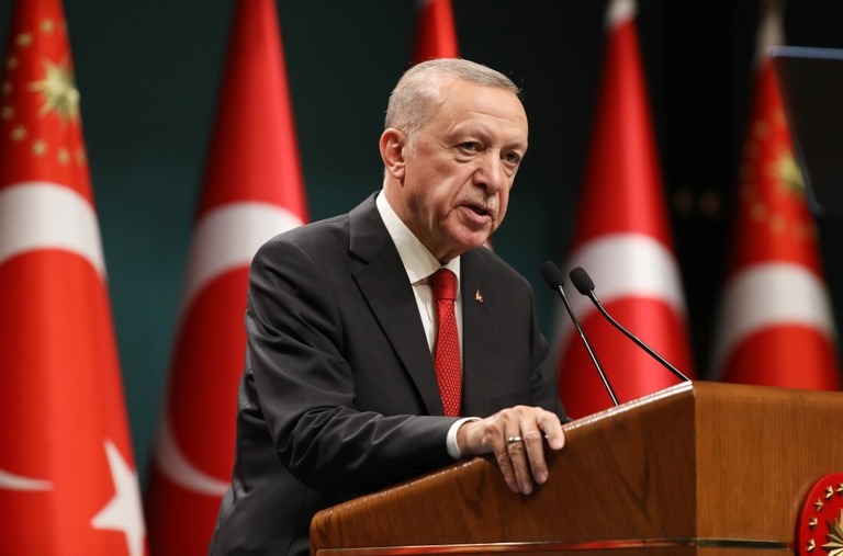 報道陣に声明を発表するトルコのエルドアン大統領＝６日、トルコ首都アンカラ/Yavuz Ozden/dia images/Getty Image